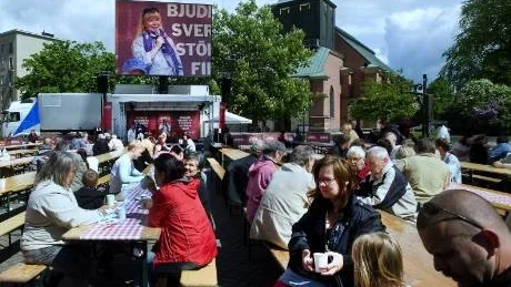 Snart är vi 130 000 Norrköpingsbor. Bilden är från Tyska torget där det under förra året var Sveriges största fika. 2 000 kom och fikade gratis. Foto: Titti Olovsson /arkiv