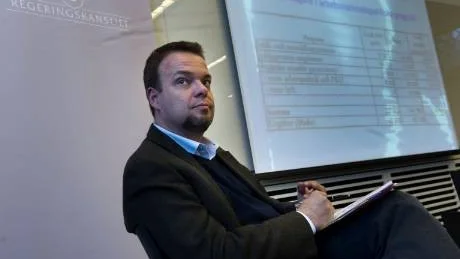 Insändarskribenten tycker att det är regeringens, med arbetsmarknadsministen Sven Otto Littorin (M) i spetsen, fel att han nu tvingas leva på existensminiumum.  Foto: Scanpix
