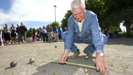 Tävlingsledaren Rune Andersson kollar vilket klot som ligger närmast lillen. Ibland hänger det på millimeter, säger han.