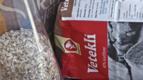 Det finns massor av gryn och mjöl att koka gröt på. Toppa gärna med frukt, naturliga frön eller puffade osockrade gryn. Foto: Dan Strandqvist