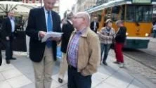 Carl Bildt småpratar med Lars Håkan Håkansson som kommit för att lyssna till utrikesministern.