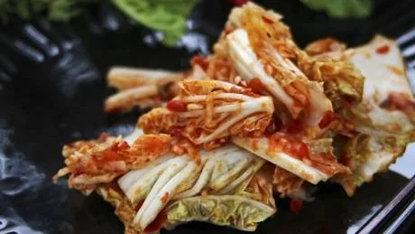 Basen i kimchi är kinakål, rättika och chili. Här i en mildare variant än den koreanska förebilden. 
Foto: Dan Strandqvist