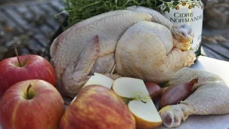 Den franska ciderkycklingen smaksätts i huvudsak med äpplen i olika former.