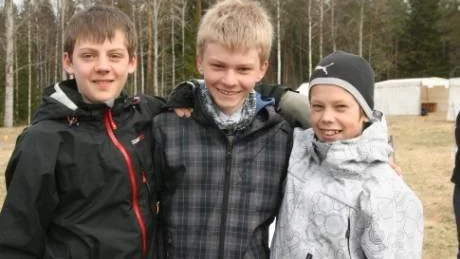 Den här unga trion, som alla hör hemma i H 14, har varit extra framgångsrik i helgen. Ville Johansson i mitten vann vid Motalas orientering på söndagen, följd av sin klubbkompis i OK Kolmården Oskas Leinonen, till höger.  Per Lindman, Finspångs SOK, till vänster vann i sin tur Linköpings tävling Vårspringet, samt blev trea i Motala. Foto: Nils Sjödin