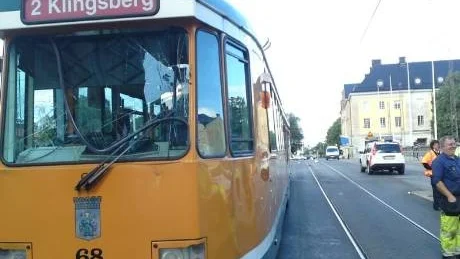 En spårvagn som befann sig på Saltängsbron när kontaktledningen och belysningsarmaturen revs ned, fick framrutan krossad.