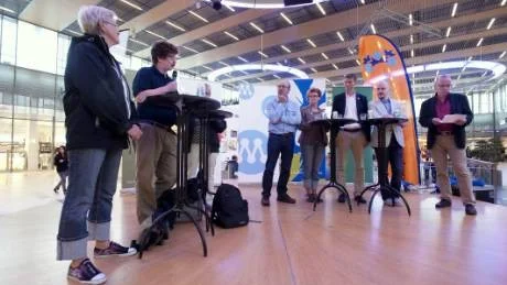 Den kommunalpolitiska eliten samlades för en valduell i Hageby centrum i går, men av duellen blev intet. Hettan, glöden, engagemanget, visionerna och passionen lyste med sin frånvaro. Precis som allmänheten i publiken. Foto: Titti Olovsson