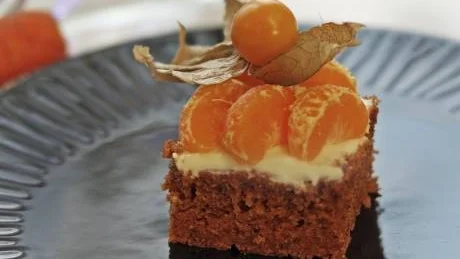Morötter gör kakan lätt och pepparkakskryddorna ger den härlig smak.