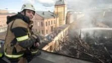 Niklas Uneram hade hoppats på att arbetet med att få bort brandskrotet och släcka de sista lågorna skulle gå snabbare. - Det har tagit längre tid än väntat, säger han.