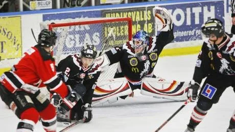 Tim Sandberg hade det ganska lugnt i Hästenkassen. Hemmalaget lyckades endast                              överlista honom en gång. Hudiksvalls Erik Tägtström gjorde tröstmålet i spel fem-mot-fyra.Foto: Markus Dahlberg/HT