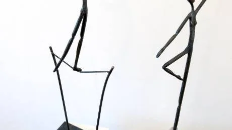 De påminner någonstans om Giacomettis utdragna skulpturer, Björn Römerts metallfigurer. Här ses "Balans" samt "Ballerina". Foto: Robert Svensson