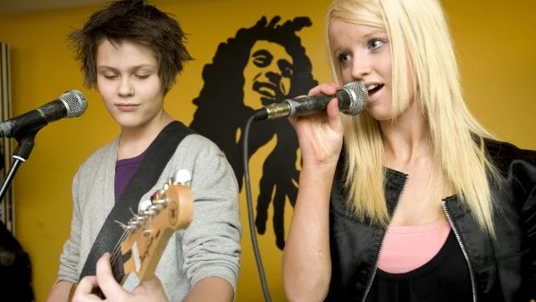 Stephani Svensson Fredmans både gillar att lyssna på Bob Marley och sjunga hans låtar tillsammans med Mathias Eriksson.