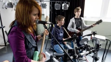 Fredrik Carlsson på gitarr och Sebastian Hägglöv på trummor överlåter sången till den som gör det bäst: Frida Gustavsson. Foto: Robert Svensson