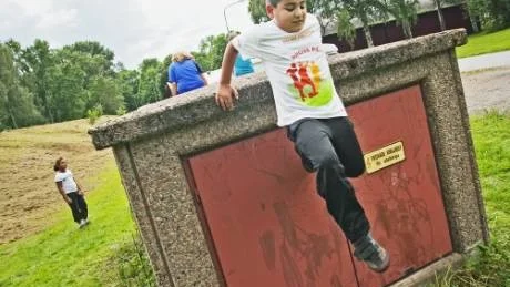 Daniel Matti gillar parkour, sporten där man ska ta sig upp och ner på olika hinder i vägen.