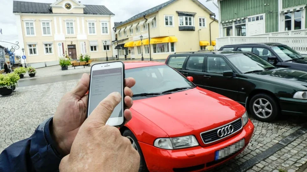 Mobilt. Nu kan bilburna betala för p-tiden med app eller sms på en del av Piteås parkeringar.