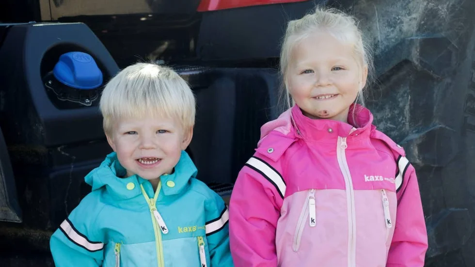 Traktor. Syskonen Axel och Lilly Olson provsatt i en traktor, vilket de båda fann mäkta imponerande.