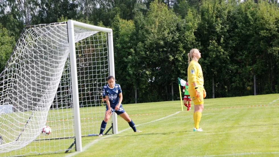 VOLLEY. Bodös spelare kunde inte hindra att Felicia Karlssons volley gick i mål.