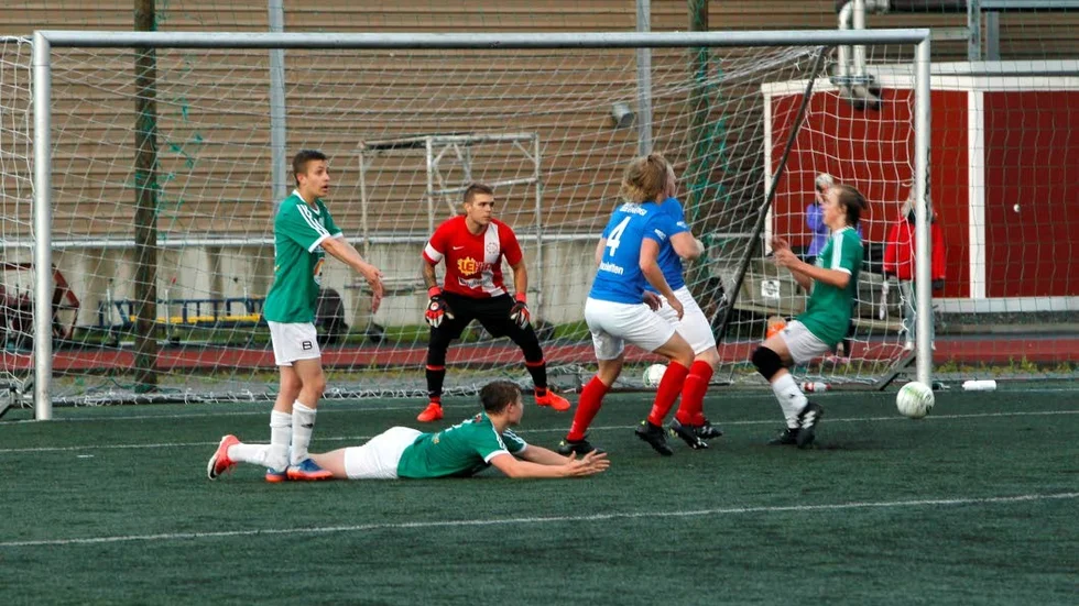 Straffsituation. ÄIF ropade på straff med fem minuter kvar och 1-1. Domaren valde dock att fria.