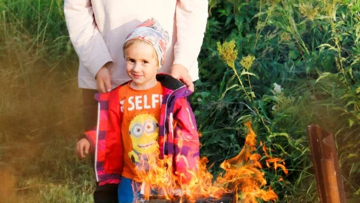Brasa. Felicia Karlsson och Arvid Siikavoupio myste vid elden.
