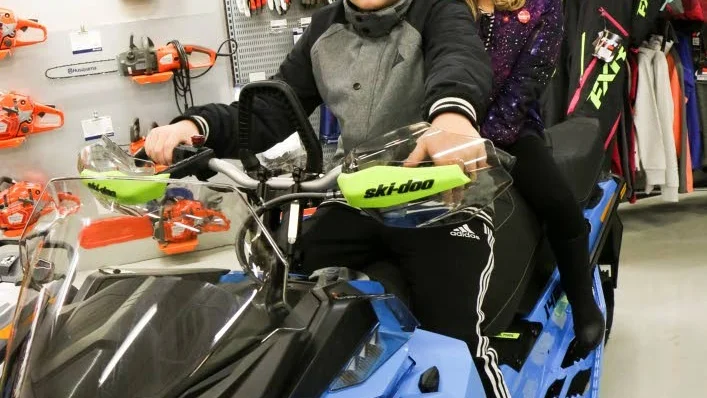 Provsitter. Syskonen Erik och Lovisa Bergstedt provsitter en Skidoo. "Men Lynx är bättre", säger Erik.