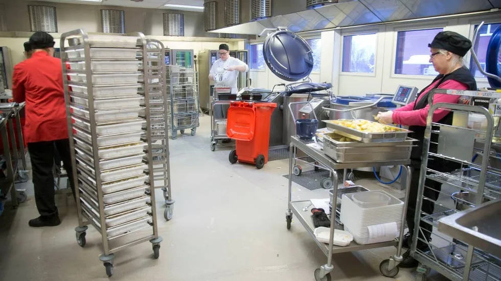 Cock and chill. I produktionsköket vid Strömbackaskolan lagas totalt cirka 2?200 matportioner varje dag, ungefär 1 250 till skolans elever, resten för leverans. Det mesta av råvarorna är svenska, men hit kommer också brasiliansk kyckling och fisk från Sydafrika.