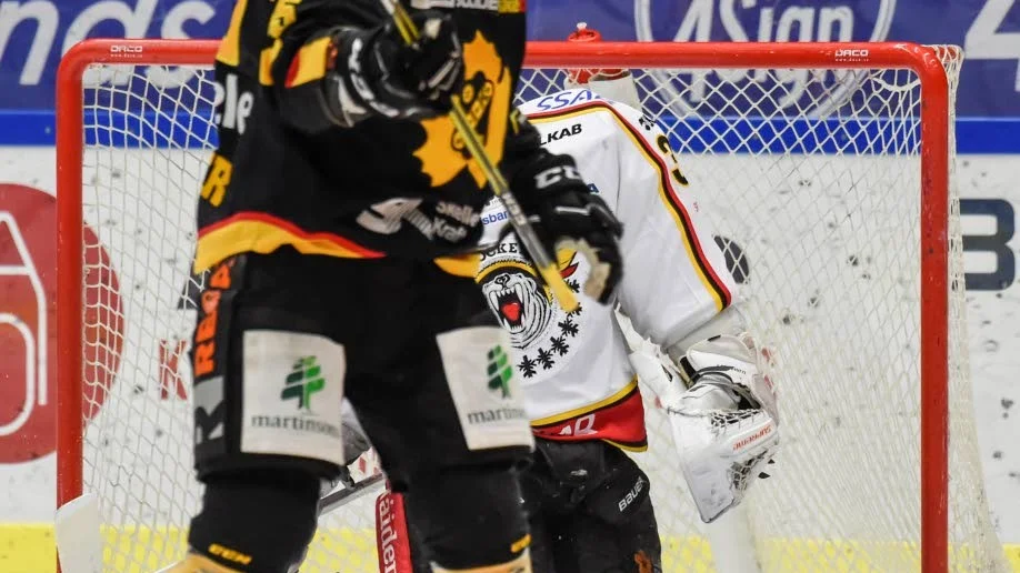 MÅL IGEN! Oscar Möller ser ännu en puck passera Luleås mållinje.
