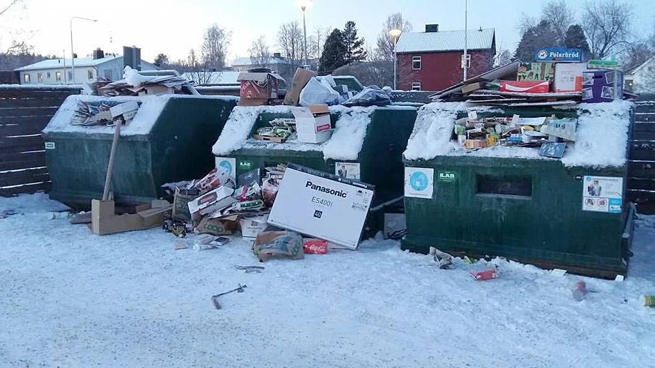 Nedskräpare. Många har irriterats över att många bara lämnat sitt skräp när det varit fullt.