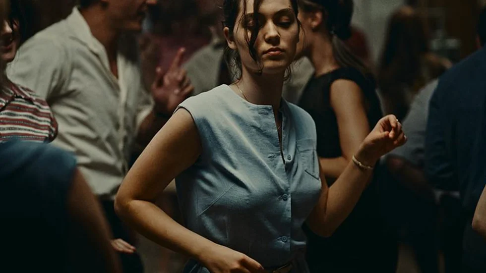 Gravida tonårstjejen Anne (Annamaria Vartolomei) kämpar mot klockan och en föraktfull omgivning "Omständigheter", baserad på Annie Ernaux självbiografiska roman.