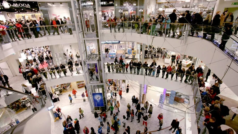 FOLKLIGT FULLSATT. Tjejkväll lockar mycket folk till stan. Insändarskribenten med signaturen "Mormor" är allt annat än nöjd. Vad tycker du?(Arkivbild)