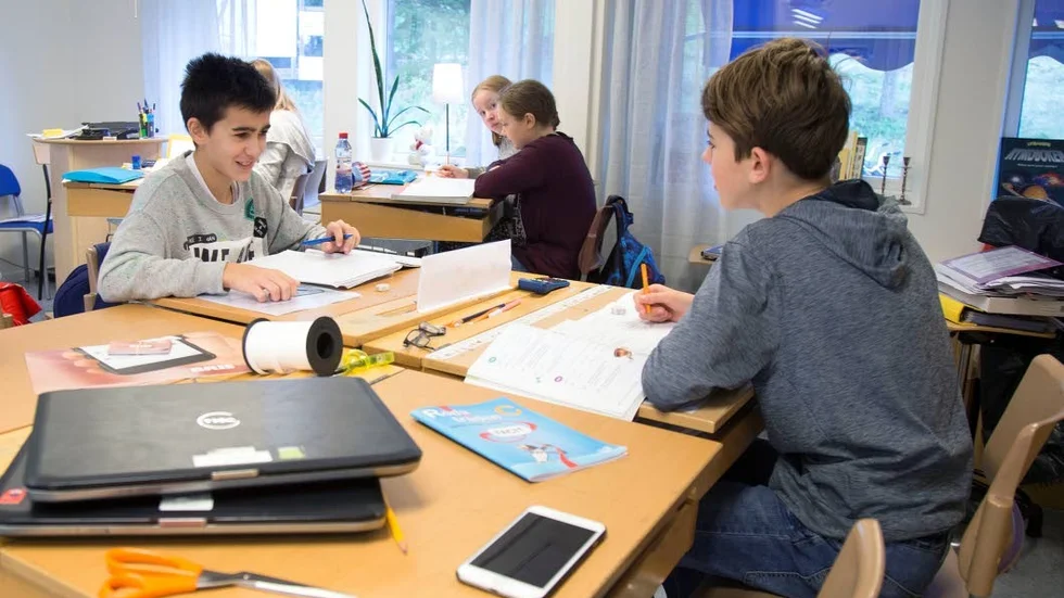Fråga. Ofta tar eleverna hjälp av varandra. Lo Jonsson och Marcus Öhrström hjälps åt.