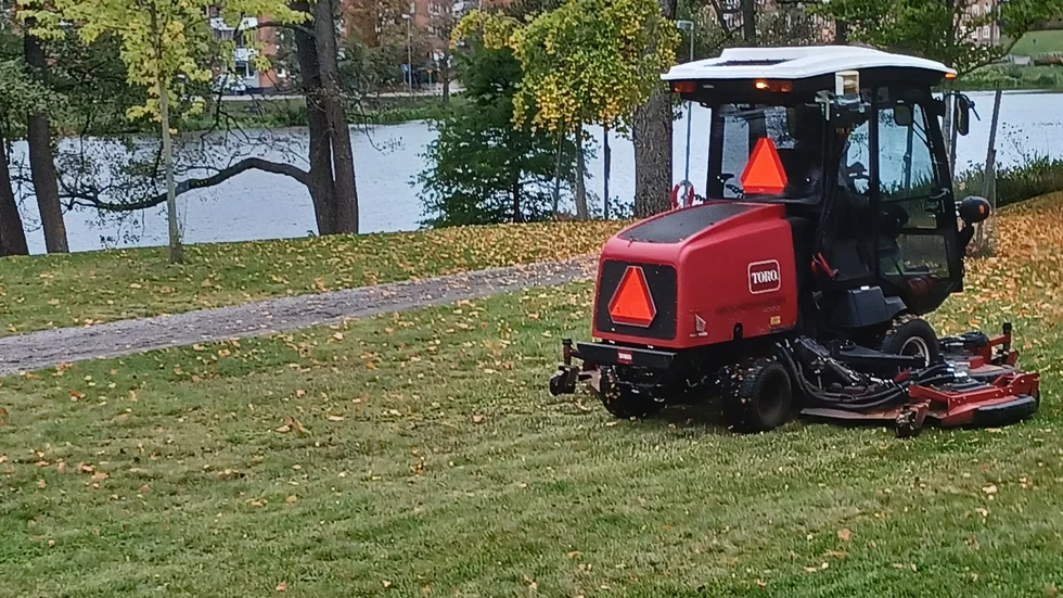  Runtomkring i parker kör gräsklipparmaskiner runt varv efter varv trots att gräsmattorna är korta och inte behöver klippas, skriver signaturen "Klipp inte i onödan".