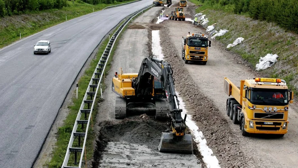 När E4 åtgärdades 2012 var södergående körbanan helt avstängd och trafiken leddes om via gamla E4 i Öjebyn under vägarbetet. (Arkivbild)