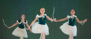 Vintrig balettshow av danseleverna
