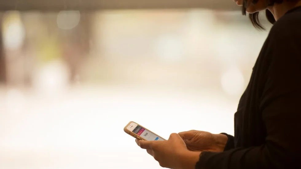 TELEFON. 72 procent av svenskarna har tillgång till en smart telefon. En av fem tittar på sin telefon över femtio gånger per dag, omkring en tredjedel känner att de använder telefonen för mycket.