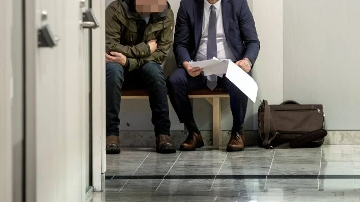 Den så kallade Skytten, som är den ende av de åtalade som döms för grovt jaktbrott, är besviken över domen. Här med sin advokat Jens Arnhof.