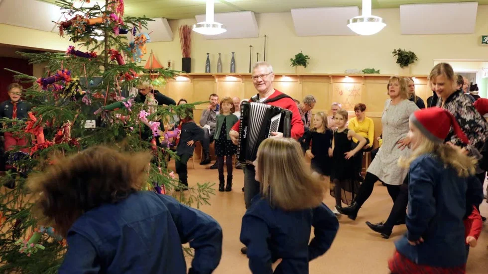 Dragspel. Lars Jönsson kan jullåtarna på sina fem fingrar. Han har spelat dragspel på scouternas julfest i många år.