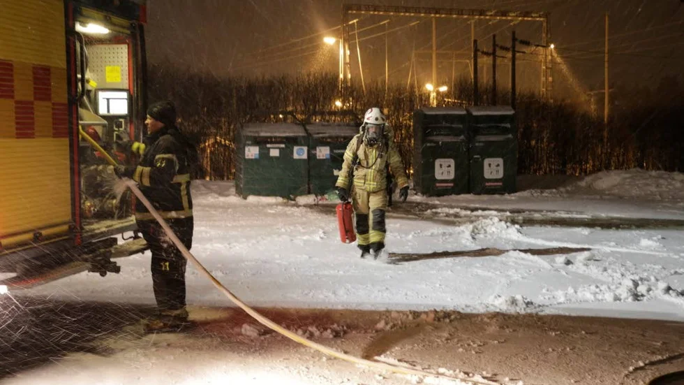 Uppdrag slutfört. Elden är släckt och slangen matas in. Brandmännen har gjort det de ska.