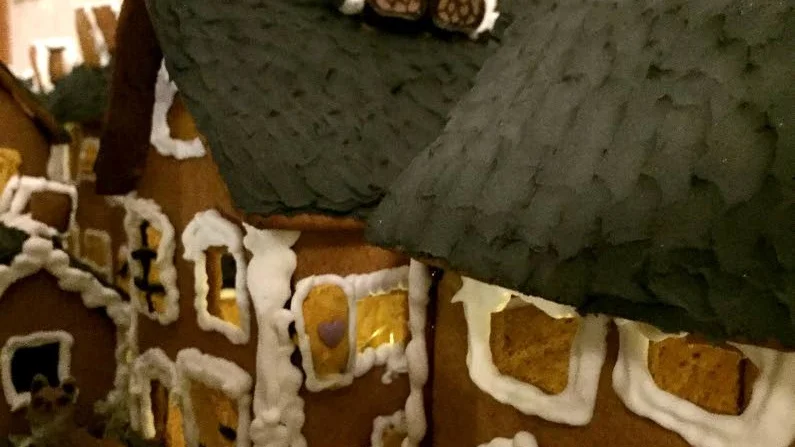 Gatstenar. Som byggmaterial har de använt laktitsgodis för att få till gatan mellan kyrkstugorna.