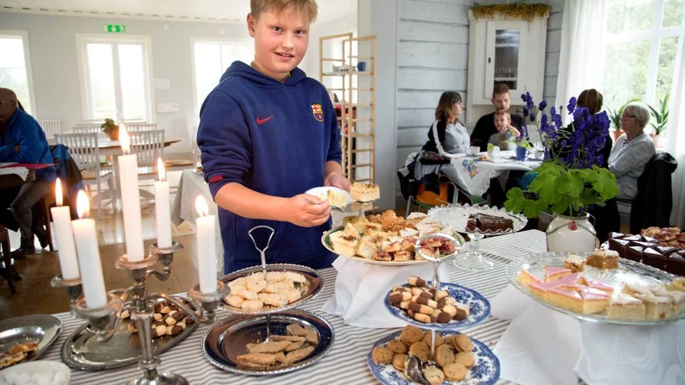 Fikabuffé. Simon Ekberg var en av de yngre deltagarna som tog för sig av det dignande fikabordet.