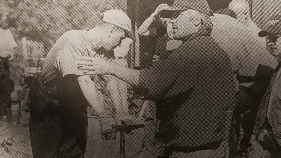 En filminspelning är en tämligen stor apparat med många inblandade utöver regissören; Foto- och ljudfolk, scenograf, inspelningsledare, producenter, regiassistent, hundförare, kostymskapare etc.