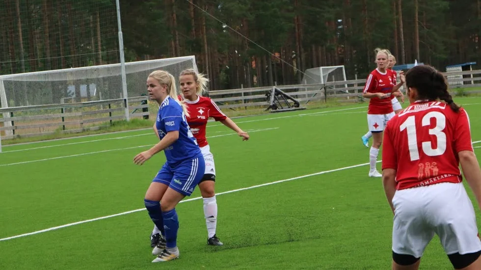 MÅLSKYTT. Gruset yrde om Anna Landfors som blev målskytt för Storfors. Men det blev ändå en tung förlust.