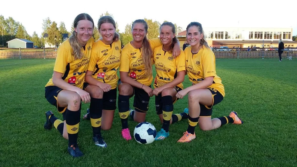ISK-JUBEL.  Julia Edström prickade in Infjärdens segermål i toppmötet mot Kiruna när tio minuter återstod.  Cajsa Hedlund, Julia Edström, Malin Holm, Sara Landin och Rebecka Öman kunde alla dra på smilbanden efter trepoängaren (arkivbild).