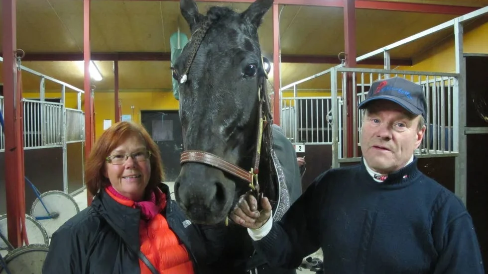 IMPONERADE. 5-åriga stoet Glace Au Four vann V5-4 trots en startgalopp modell större. Efter loppet pustade hon ut tillsammans med delägaren Elisabeth Karlsson (tv) och tränaren Lars Marklund.