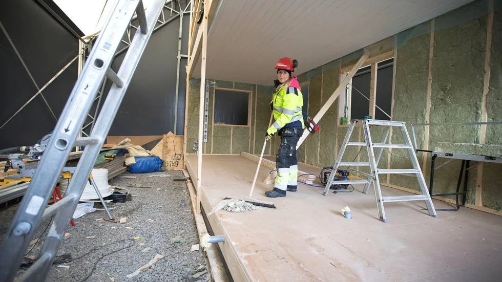 BYGGER KONTOR. Ronja Lundgren är en av 20-talet elever från Strömbackaskolans byggprogram som bygger hus i Bergsviken.
