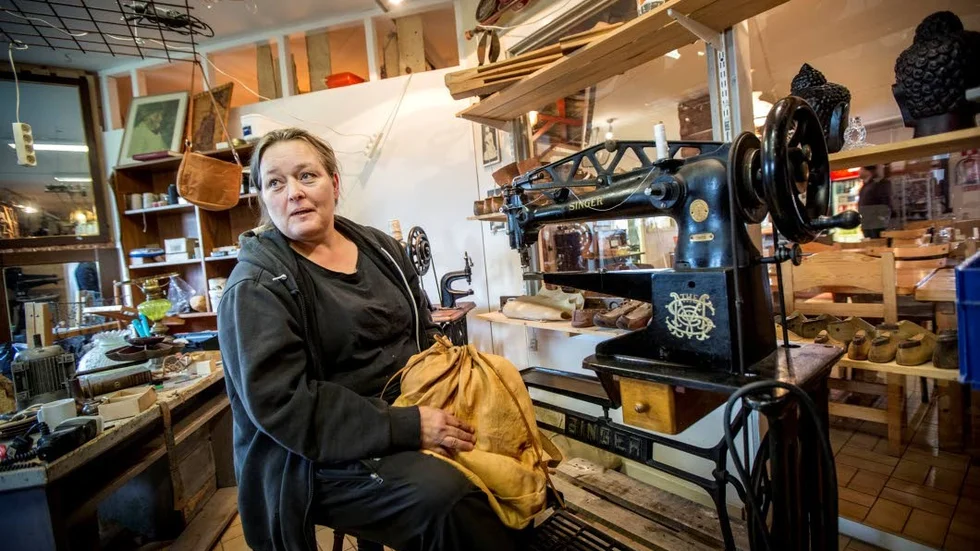 UPPDRAG. Victoria Lundberg har köpt Sven Perssons gamla skomakeri och nu tänker hon ta på sig sko- och läderarbeten.