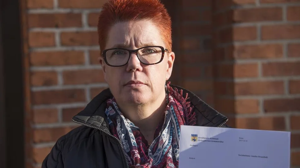 Indragna ersättningar. "Den som har personlig assistent bygger ju upp en trygghet i sitt hem, men nu kan den tryggheten tas ifrån dem. För mig känns det … jag finner inte ord. Jag blir så frustrerad", säger kommunalråd Lotta Åman (S).
