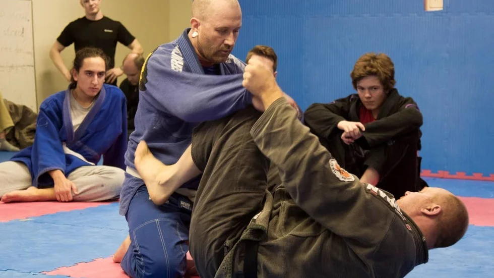 BÖRJA SOM VUXEN. Jonas Jonsson började träna brasiliansk jiujitsu som 35-åring. ”Det var förstås lite awkward i början att vara den äldsta nybörjaren, att inte vara lika snabb eller vig som de andra”, säger han.