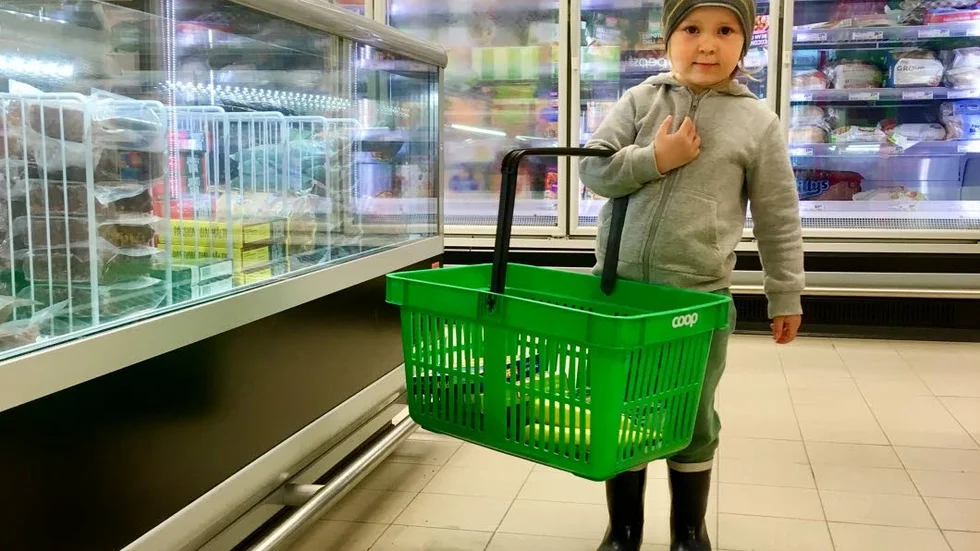 Perfekt med en liten medhjälpare när man handlar. Jag behöver inte ens bära korgen själv, bara betala.