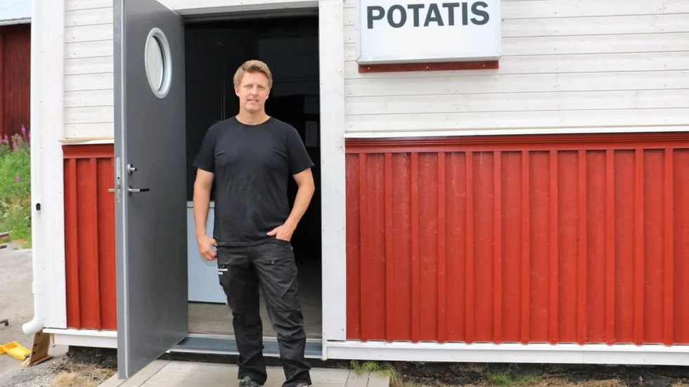Markus Levander öppnar dörren till den nyrustade gårdsbutiken. Just nu är potatisen slut. Markus räknar med att årets skörd bärgas någon gång i månadsskiftet juli/augusti.