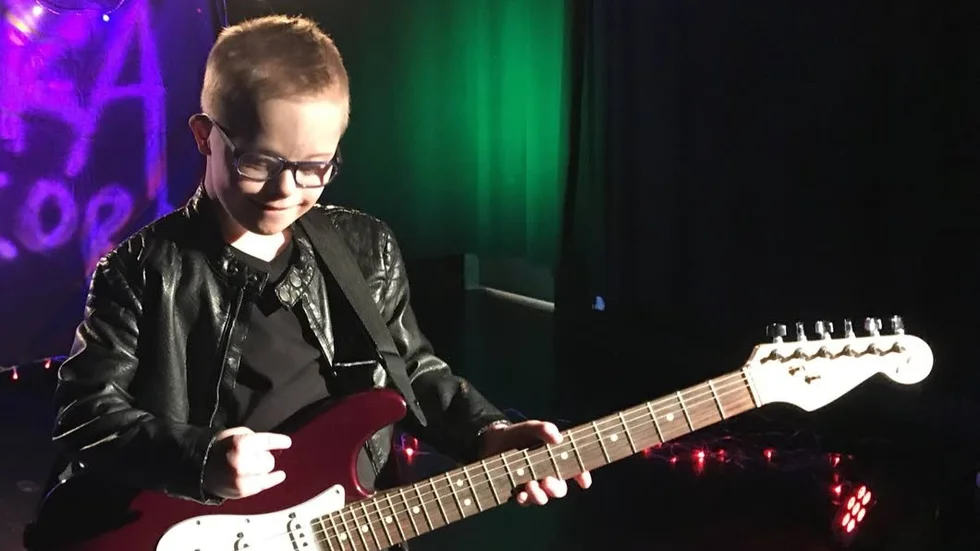 Uppträda. Den 18 mars ska Max Ökvist uppträda med sin Rocka sockorna-låt i Göteborg.