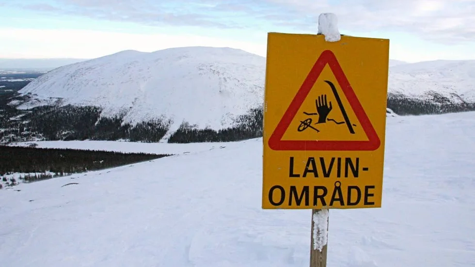 Lavinfaran i stora delar av fjällen bedöms under tisdagen som betydande. Arkivbild.